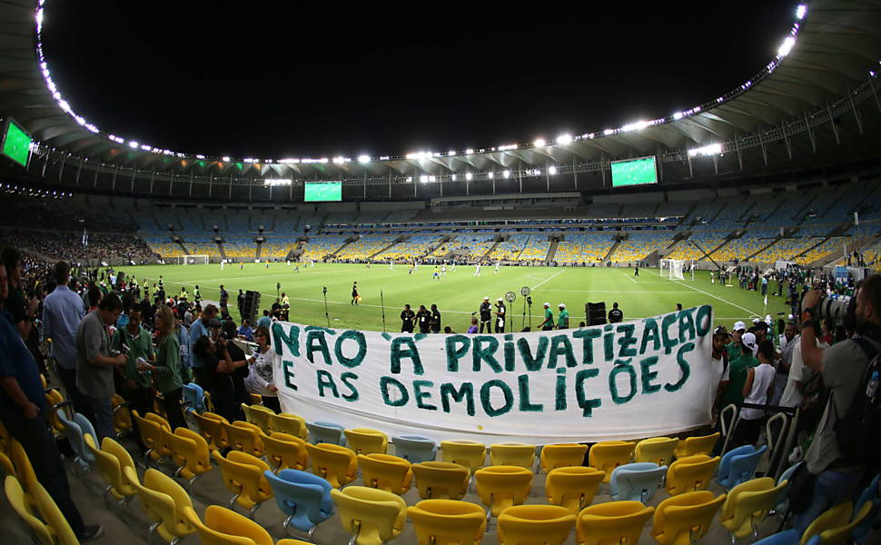 O consórcio formado pela Odebrecht, a IMX, de Eike Batista, e a AEG foi habilitado pelo governo do Rio para administrar o Maracanã nos próximos 35 anos. 